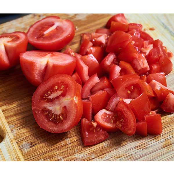 トマトを細かくカットしている画像